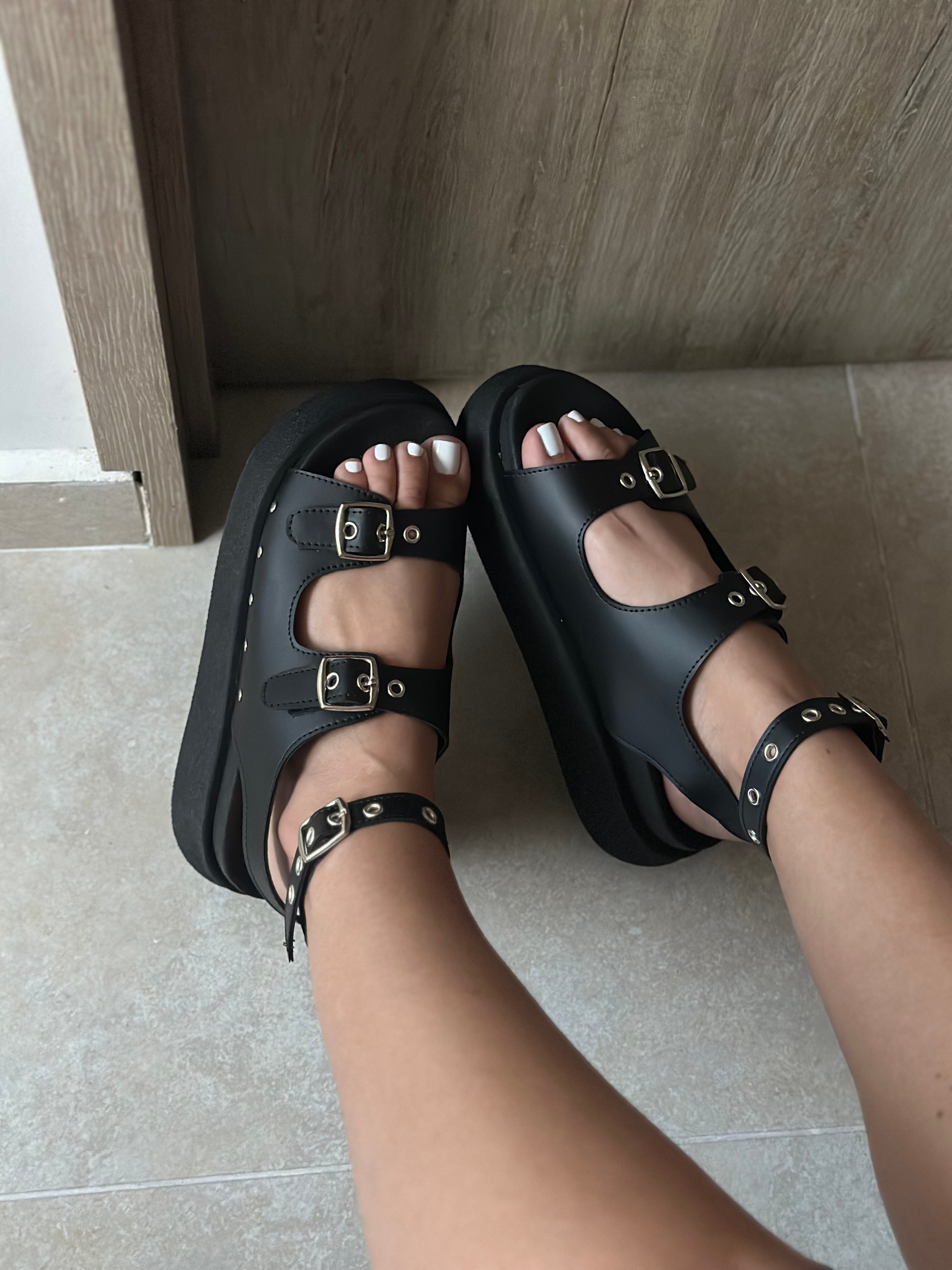 CHARLOTTE X NEGRO EN CUERO