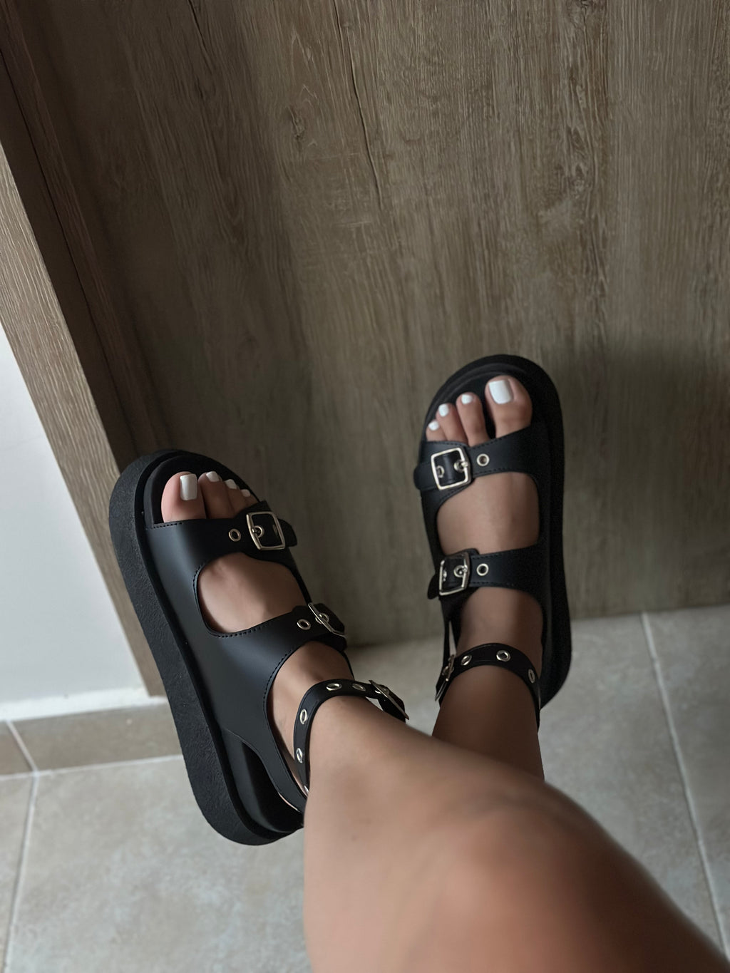 CHARLOTTE X NEGRO EN CUERO